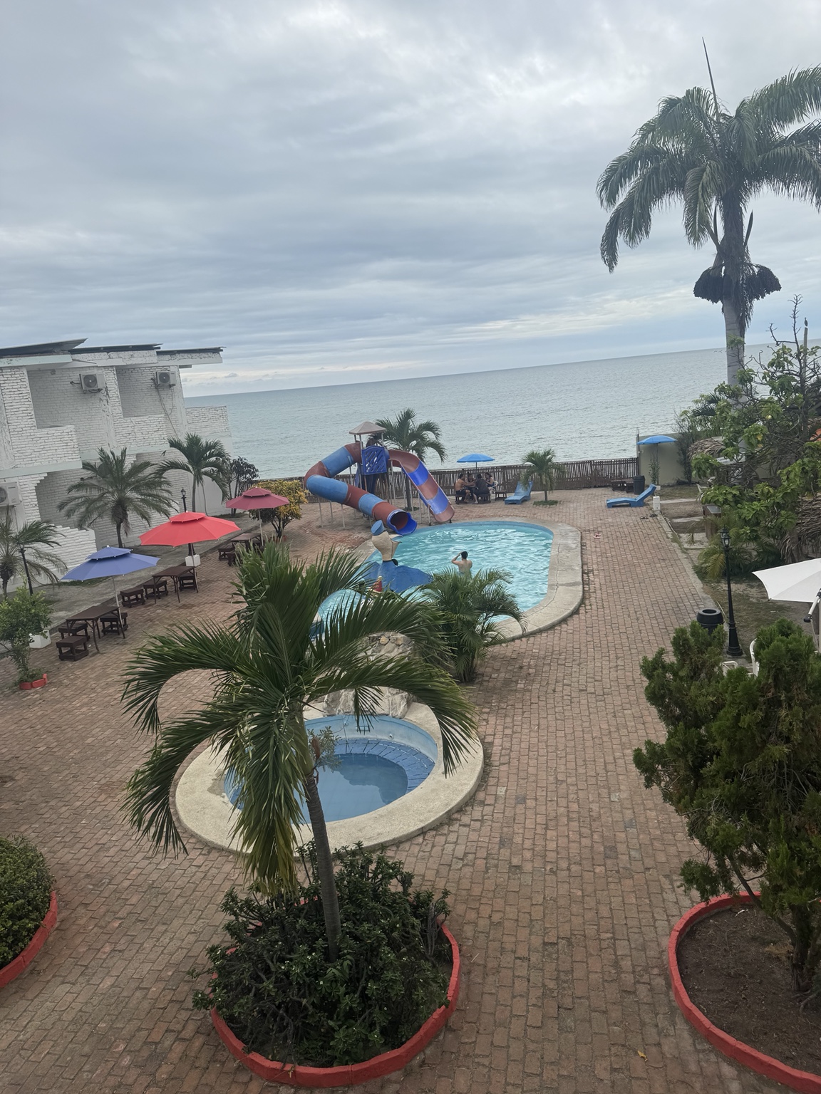 Piscina y vista al mar del Hotel Barbasquillo